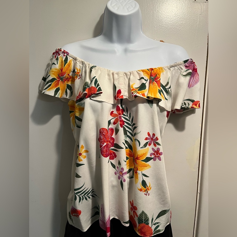 Great top for spring and summer! Can be worn on or off the shoulder
